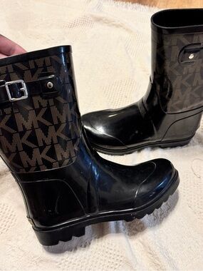 Michael Kors Fulton Monogram Rain Boots | Size 10 | Includes MK Logo Sock Liners